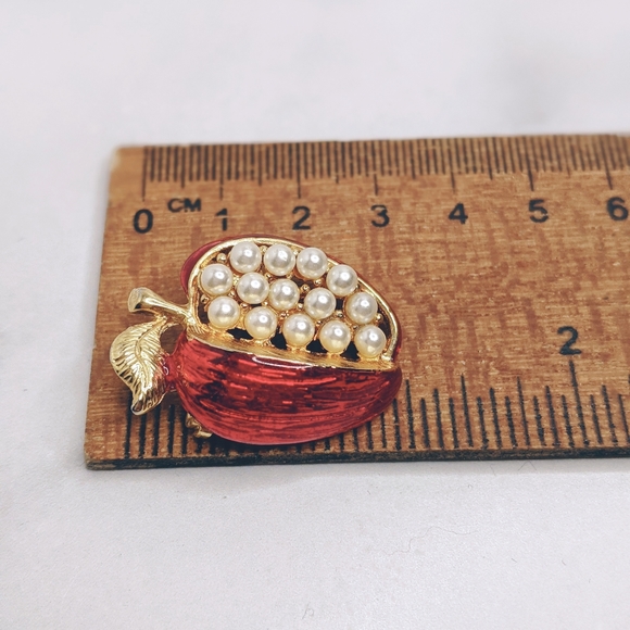 Vintage red enamel & faux pearl apple brooch - Picture 2 of 2